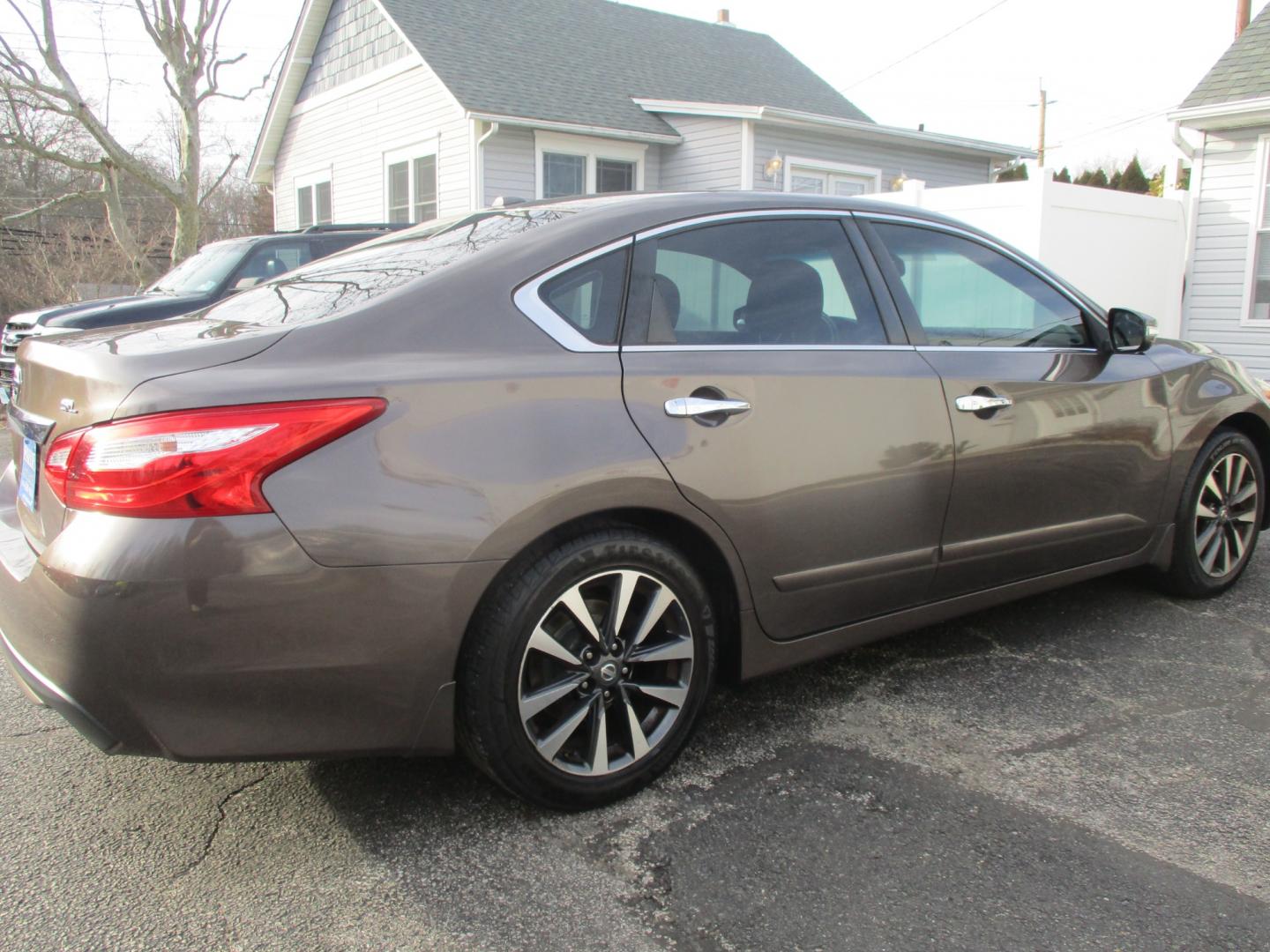 2016 GRAY Nissan Altima 2.5 SL (1N4AL3AP9GC) with an 2.5L L4 DOHC 16V engine, CVT transmission, located at 540a Delsea Drive, Sewell, NJ, 08080, (856) 589-6888, 39.752560, -75.111206 - Photo#6